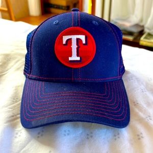 TEXAS RANGERS snapback Cap features a Rangers team logo on crown. OS, like new!